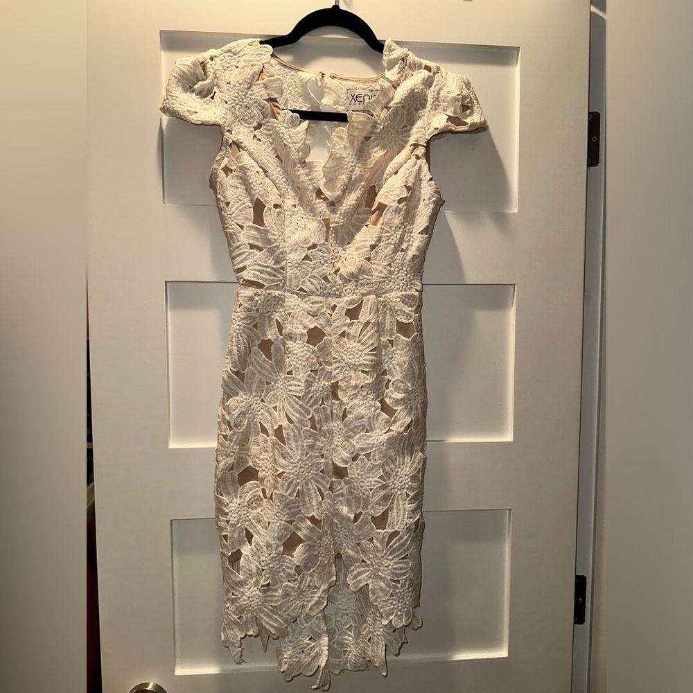 Elegant Xenia lace dress USA size 2,ivory/floral,V-neck. $30 Excellent condition